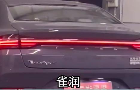 雀润打开后备箱