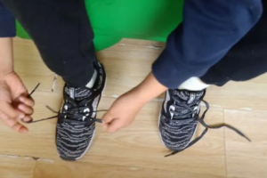 系鞋带暗示是什么意思