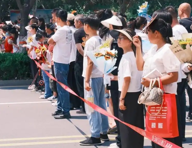 高考结束集体找妈妈
