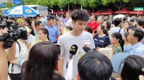 被浙大录取仍赴高考