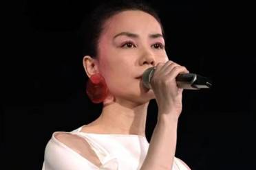 王菲的虾片耳环是什么意思