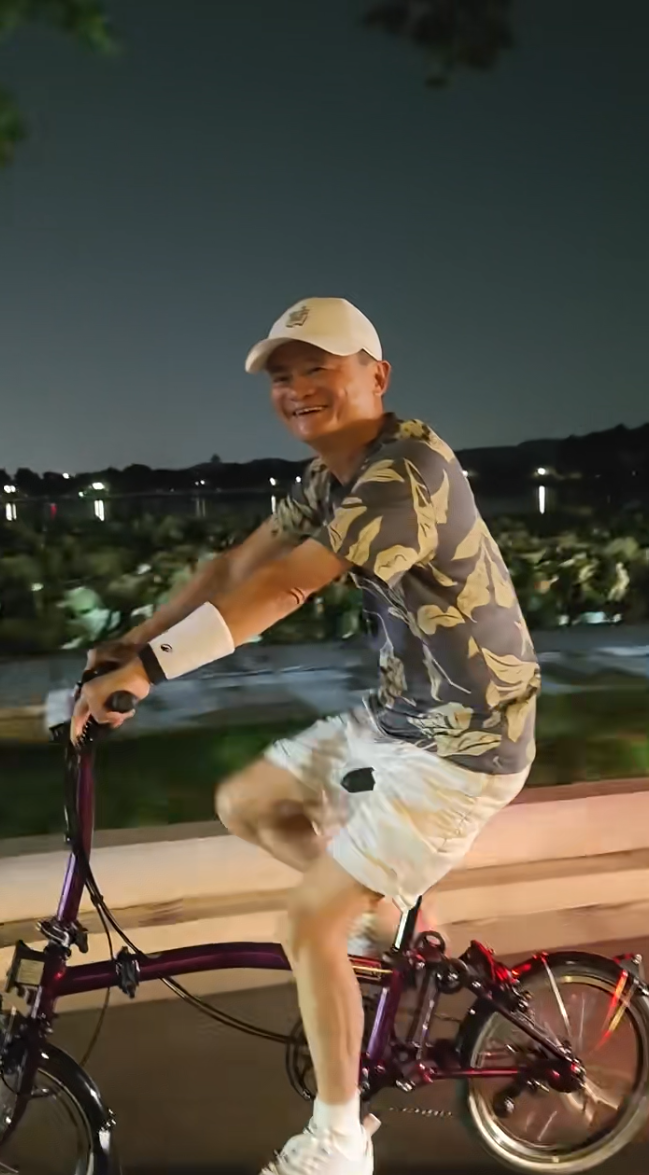 马云西湖夜骑引热议 低调出行展现亲民形象