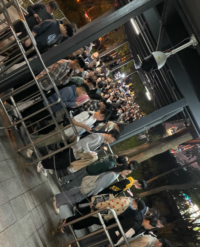 下班地铁照满脸班味