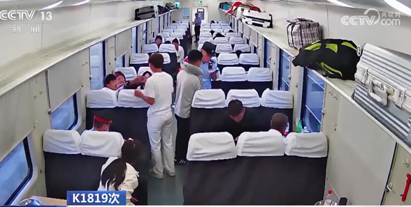 热心乘客竟是窃贼 手机藏匿手法曝光
