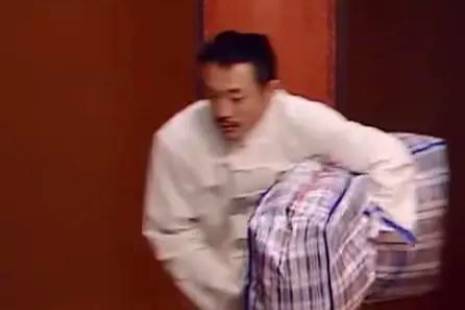 冷不丁梆梆就两拳是什么意思