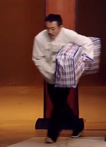 冷不丁梆梆就两拳