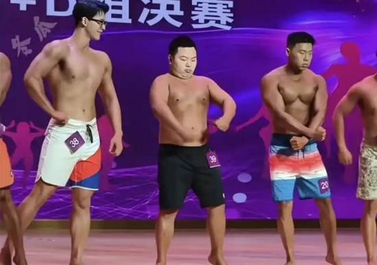 重庆健美比赛现"反差萌"选手 体重175斤却拿下亚军