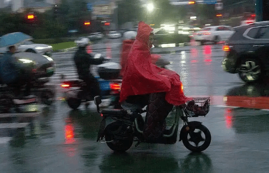 新国标电动自行车规定全面实施引热议‌