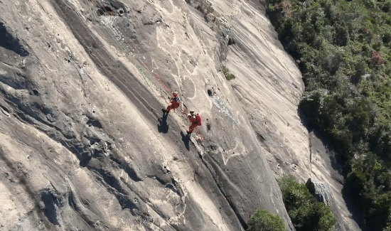 采药男子,悬崖遇险,漳州消防