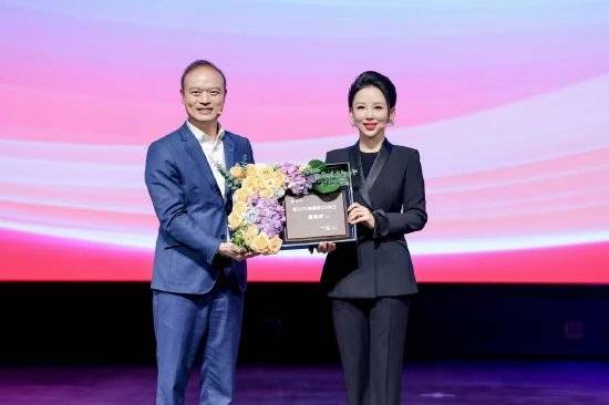 腾势D9斩获30万辆交付里程碑，潘晓婷成为荣誉车主‌