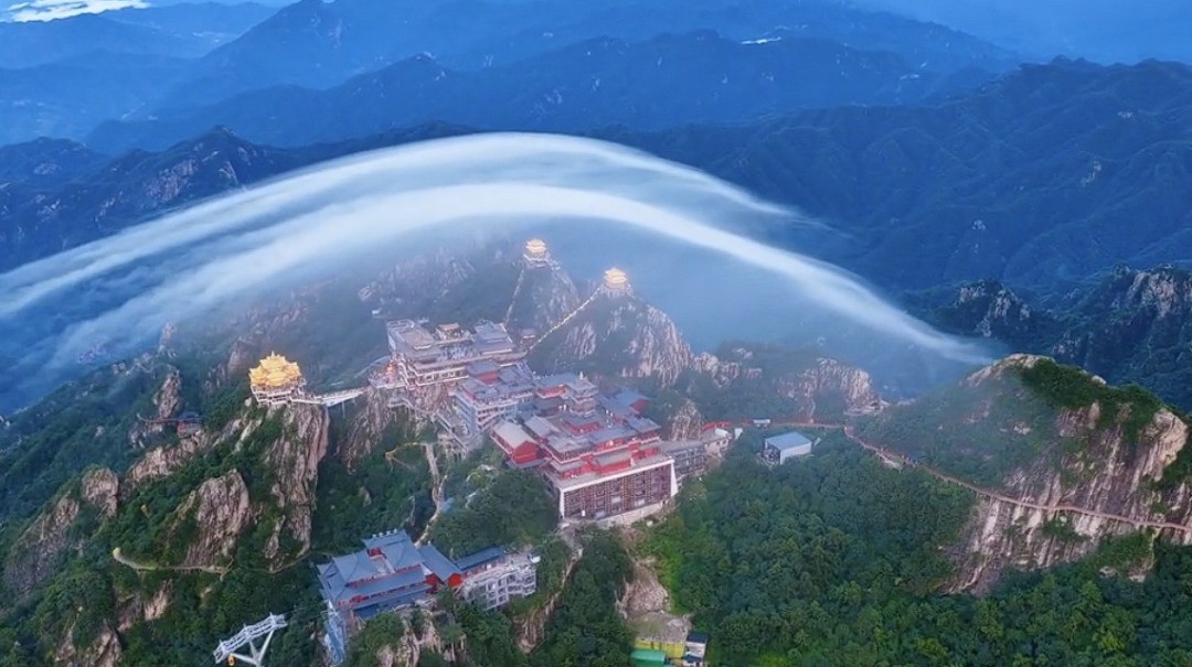 ‌老君山现罕见"灵气护罩"奇观 摄影爱好者22次守候终获