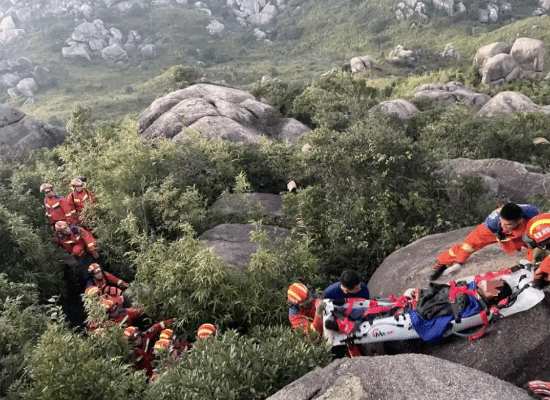 采药男子,悬崖遇险,漳州消防