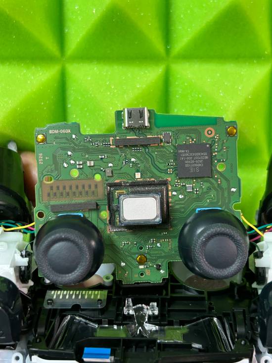 PS5手柄改进版电池续航提升 移除副麦克风优化设计