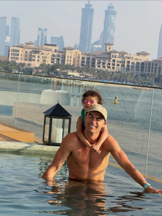 C羅與喬治娜攜子女海邊度假太幸福！