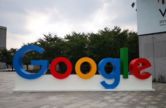 ‌谷歌宣布2026年推出双版本AI智能眼镜‌