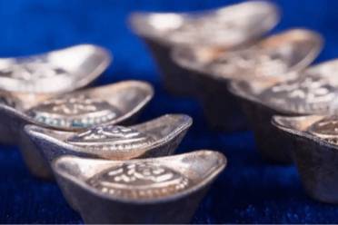 白银价格创历史新高 多重因素推动涨势超越黄金