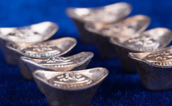 白银价格创历史新高 多重因素推动涨势超越黄金