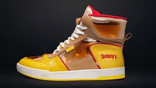 Denny's推出糖浆填充运动鞋 限量版StickyKicks引热议