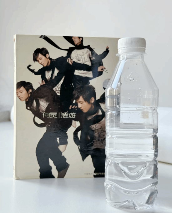 何炅二十年前饮用矿泉水被珍藏 粉丝行为引发热议‌