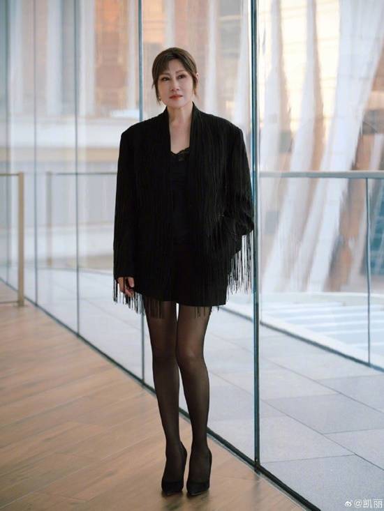 63岁张凯丽黑丝短裙惊艳亮相 重塑“国民妈妈”时尚形象