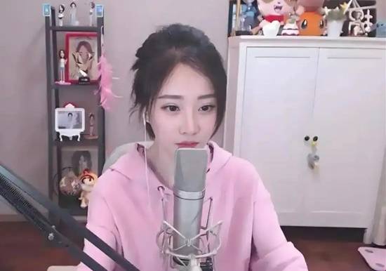 网红冯提莫直播换装遭封禁引热议