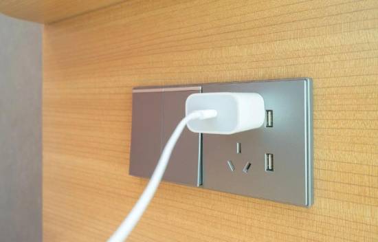 充电器长期不拔存隐患 消防实测揭示安全风险