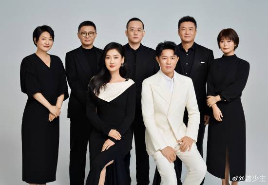 曾毅发博晒全家福回应手表风波