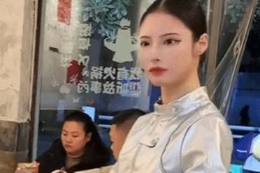‌重庆火锅店老板娘机器人表演走红网络‌