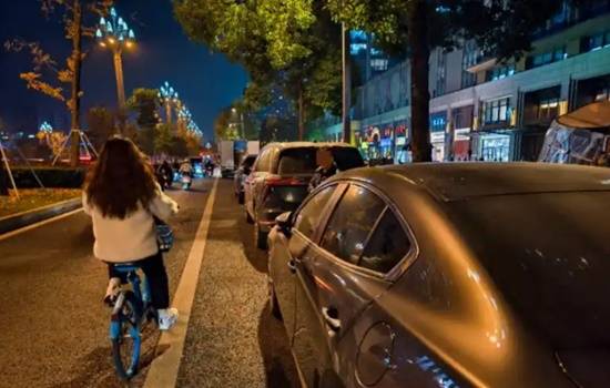 骑行者9天举报92次违停 整治天府大道拥堵乱象‌