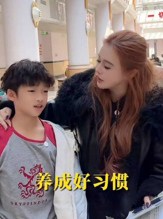 冉瑩穎發(fā)布視頻披露二兒子身高變化 一年增高8.4厘米?