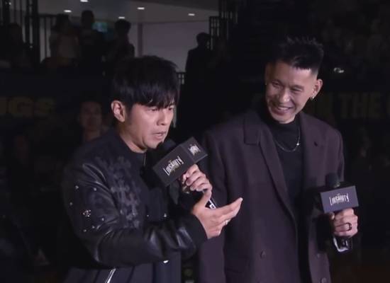 周杰伦惊喜现身好友林书豪球衣退役仪式 幽默温情致敬