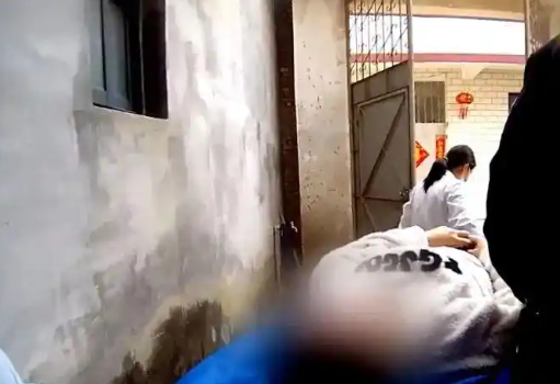 ‌云南9岁男孩冷静求助救母，母亲因呼吸性碱中毒送医‌