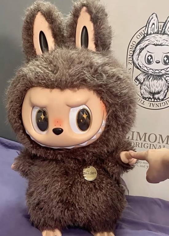 Labubu泡沫破灭 二手盲盒价格全线腰斩 黄牛抛售离场