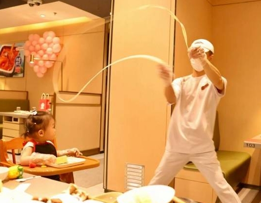 食客记录捞面表演意外触地 对海底捞后续处理感到困惑