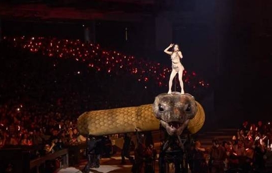 蔡依林台北演唱会创纪录,巨型机械蛇装置震撼全场