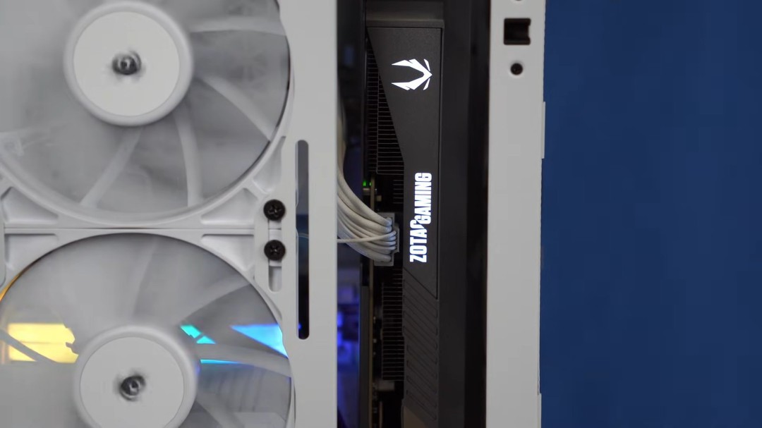 ‌一线厂商意见不一：高功耗显卡该用原生线还是转接线？‌