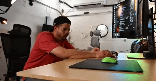 自研硬件辅助射击系统实现物理级自动瞄准