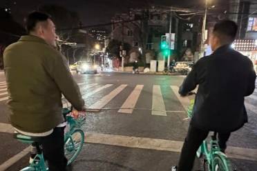 骑自行车逛酒吧