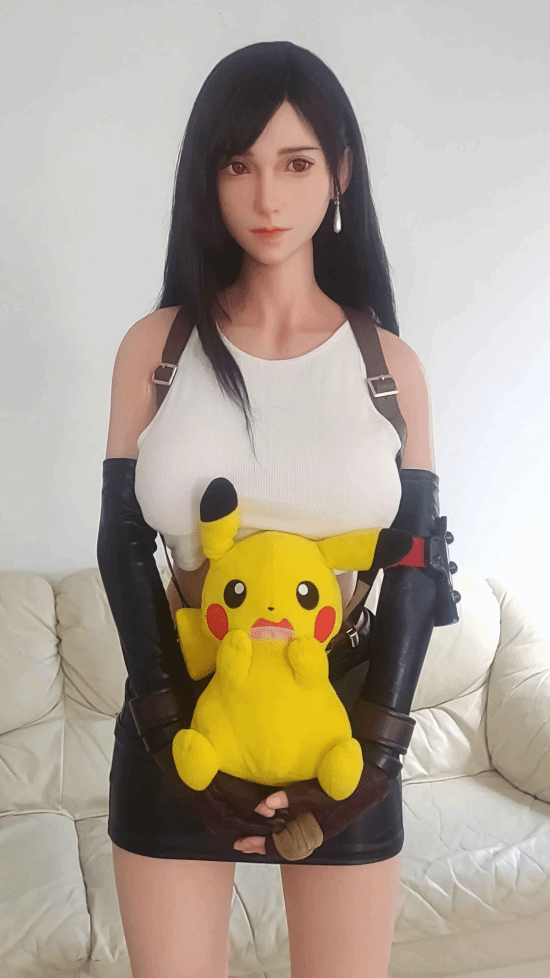 玩家购入1:1蒂法雕像并还原经典服装