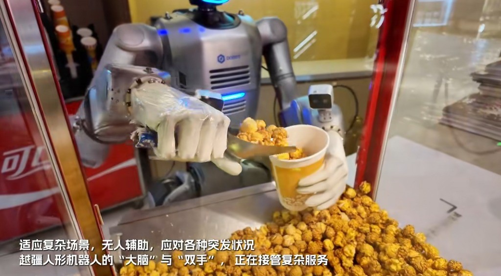 ‌越疆人形机器人在深圳影院成功运营