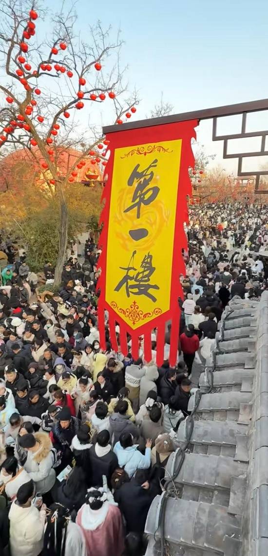 假期拥堵变“人在囧途”，部分景区道歉与调整‌