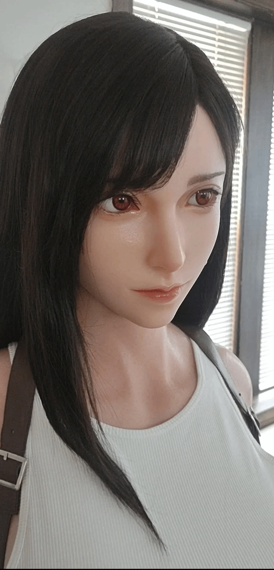 玩家购入1:1蒂法雕像并还原经典服装