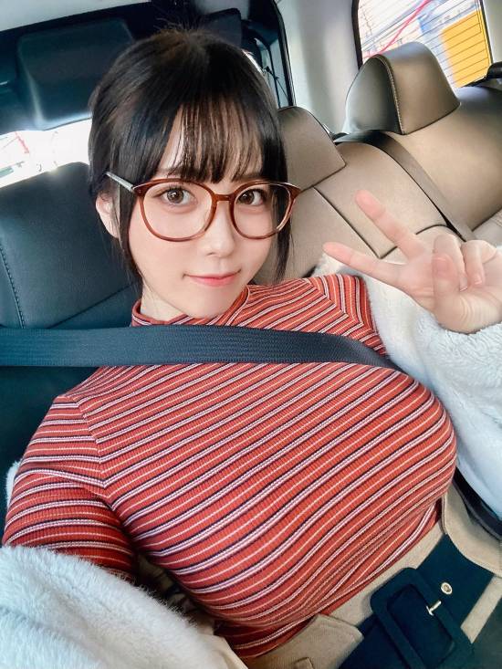 ‌模特东云海分享新款写真集：化身兔女郎展现迷人风采