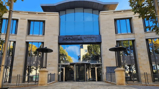 《R星大楼凌晨突发爆炸 警方封锁现场暂无伤亡》