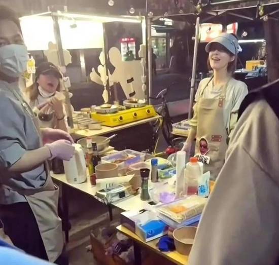赵露思三亚夜市摆摊卖蛋烘糕,坦言热爱市井生活