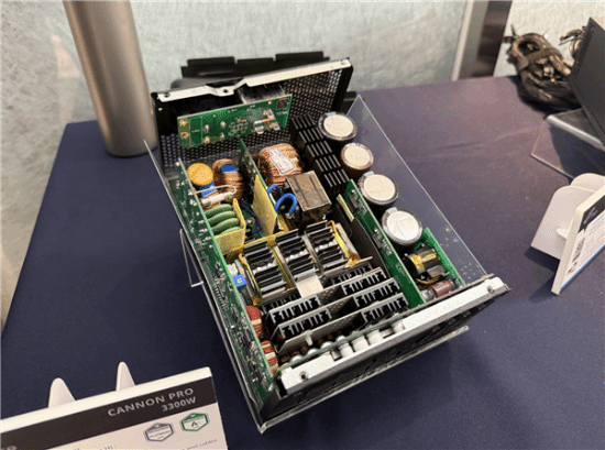 FSP展出3300W怪兽级电源,AI多卡与冗余设计成新趋势