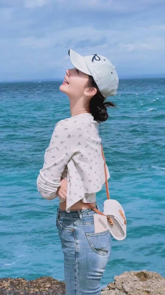 “浩浩妈”演员度假照引关注,纹身细节成新焦点