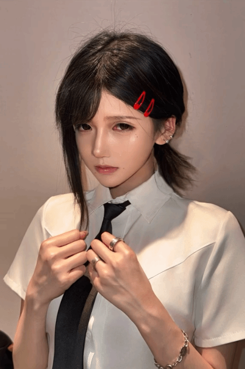 COSER佑真继蒂法出圈后再扮东山小红 多角色驾驭引关注