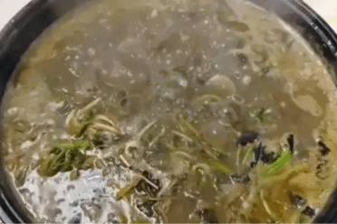 家庭自制牛瘪火锅致四人中毒，警示网红美食跟风风险