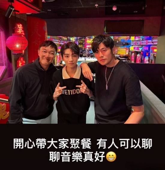 音乐盛会!周杰伦晒与王俊凯、陈奕迅聚餐合照,畅聊创作引热议